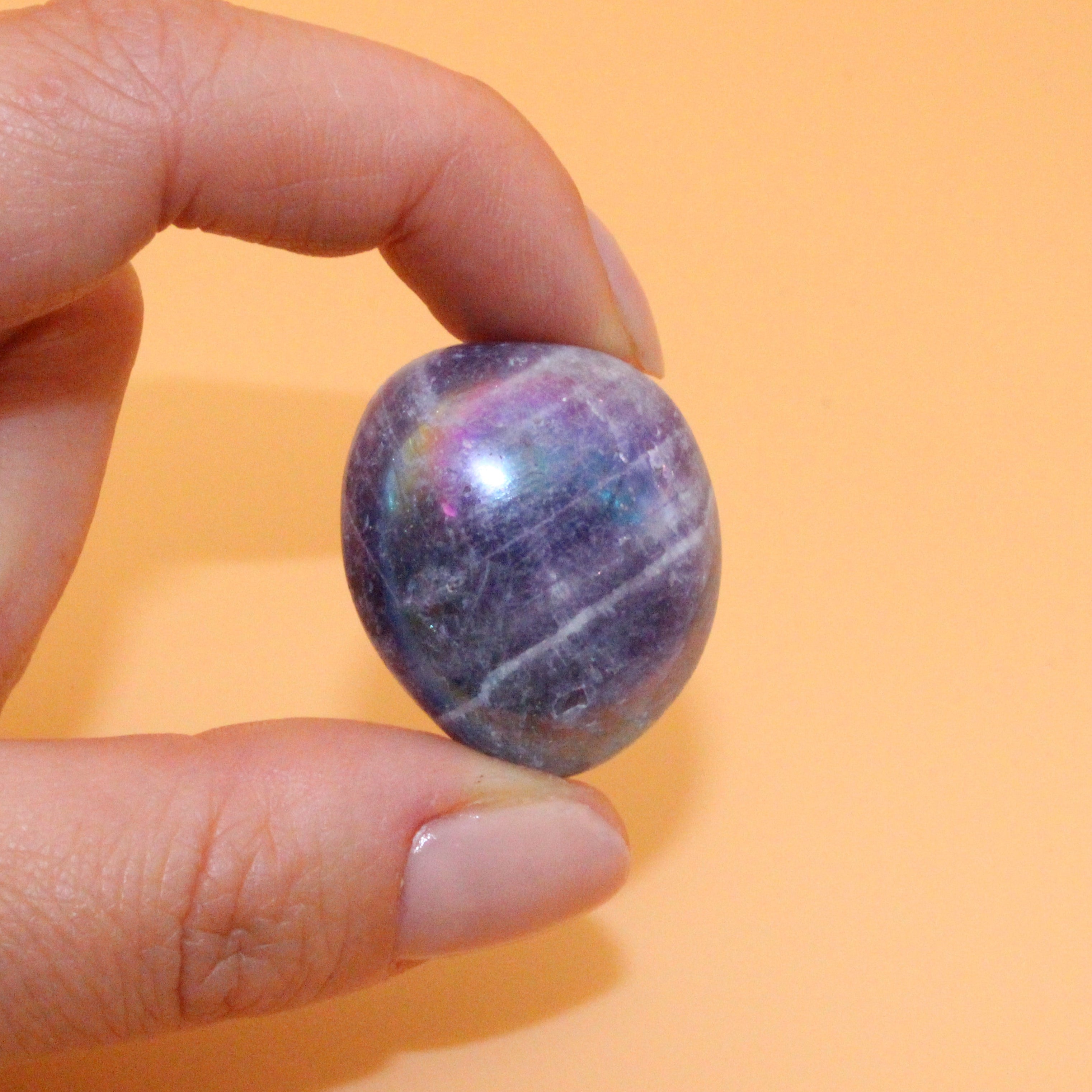 Aura Amethyst Trommelstein – Schillernder Heilstein für spirituelle Klarheit & innere Ruhe