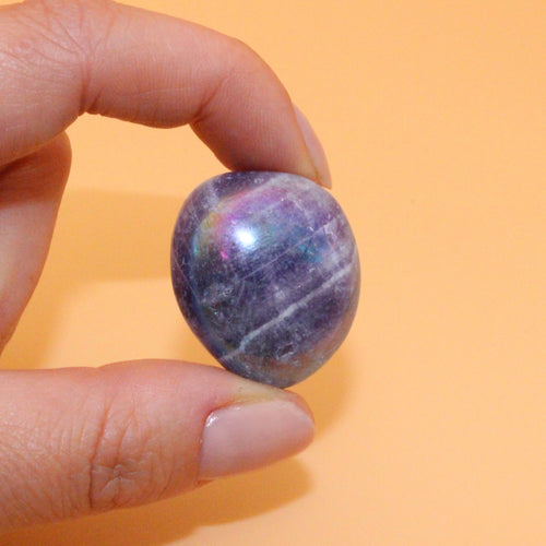 Aura Amethyst Trommelstein – Schillernder Heilstein für spirituelle Klarheit & innere Ruhe