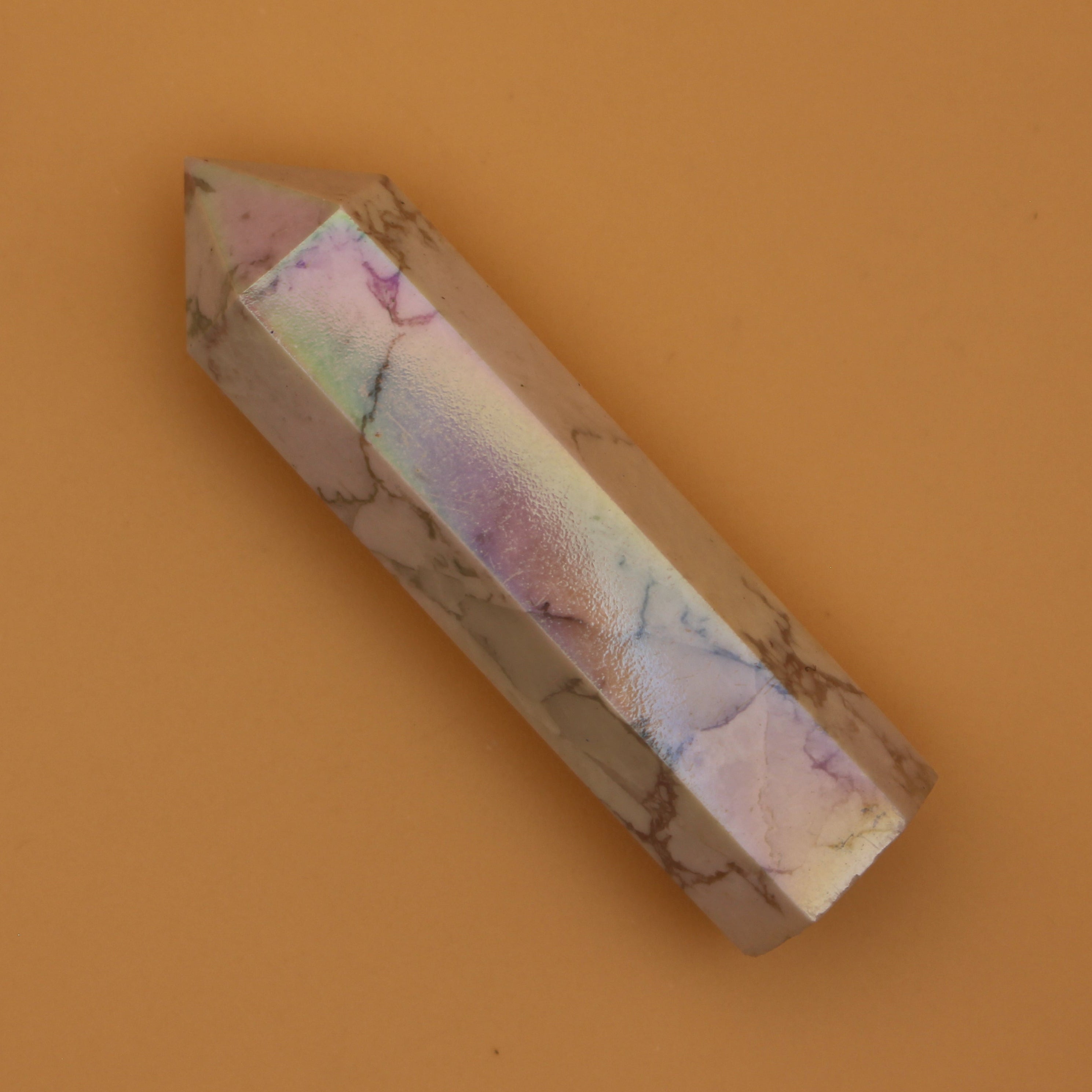 Aura Howlith Turm – Schimmernder Begleiter für innere Ruhe & spirituelle Klarheit