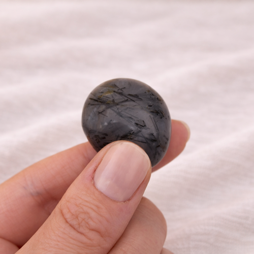 Black Turmalin Trommelstein – Schutz, Erdung & energetische Klarheit