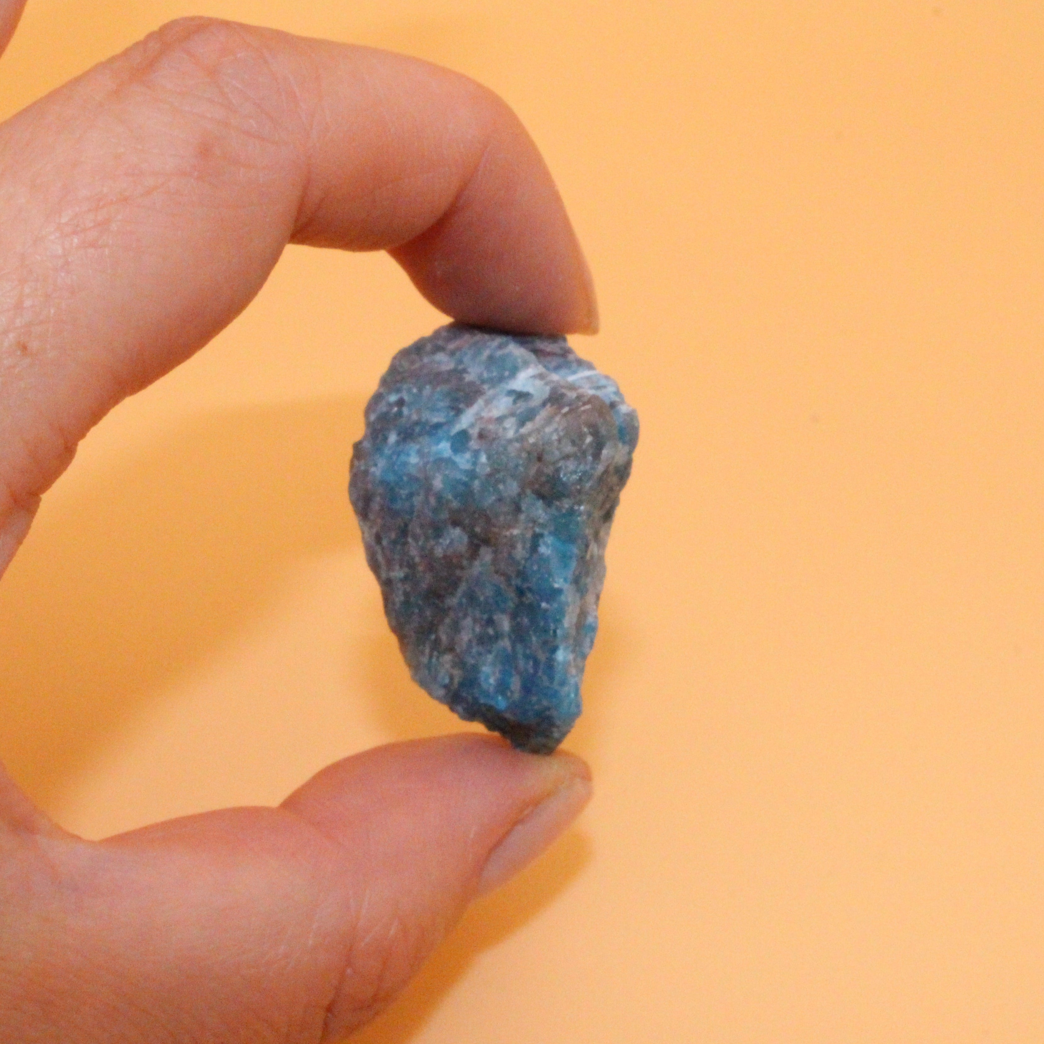 Blauer Apatit Rohstein – Klarheit, Inspiration & spirituelle Tiefe