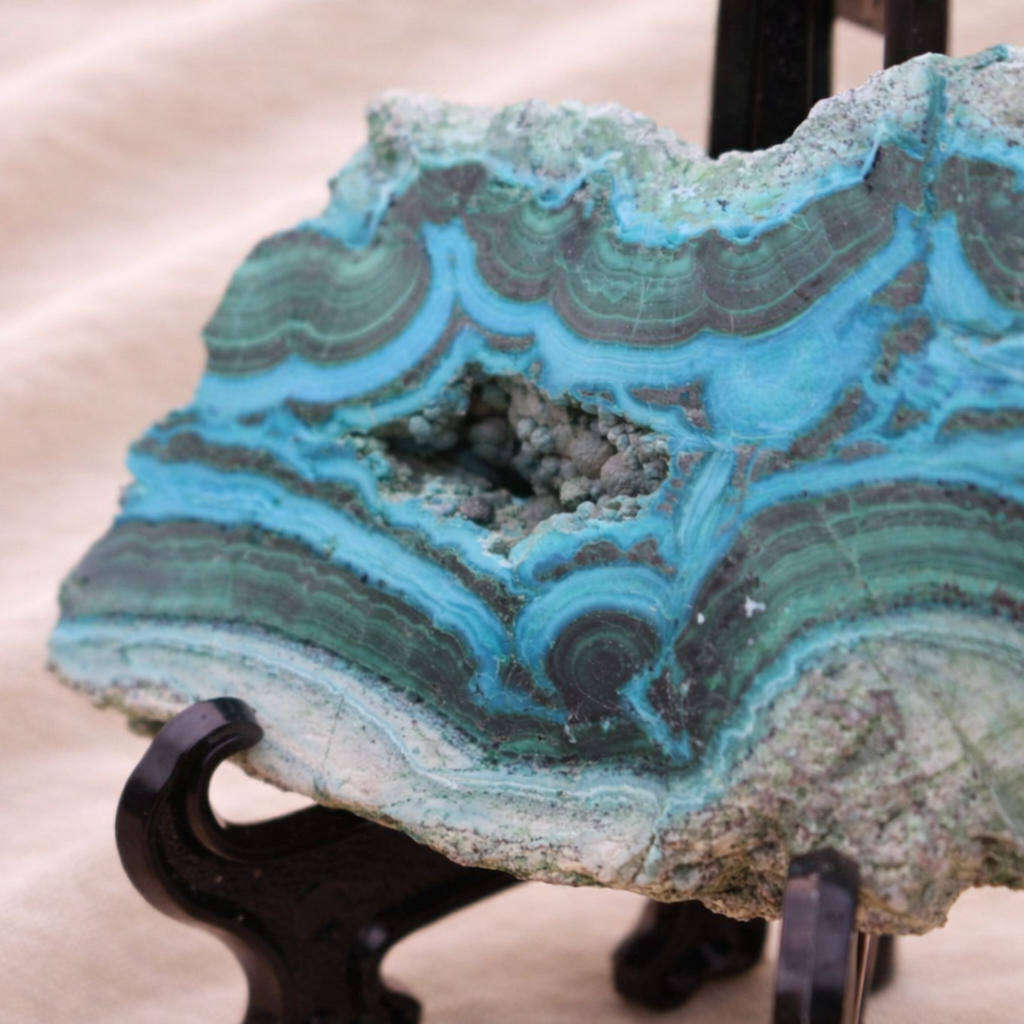 Chrysocolla Platte – Türkisgrüne Kunstwerke & energetische Balance