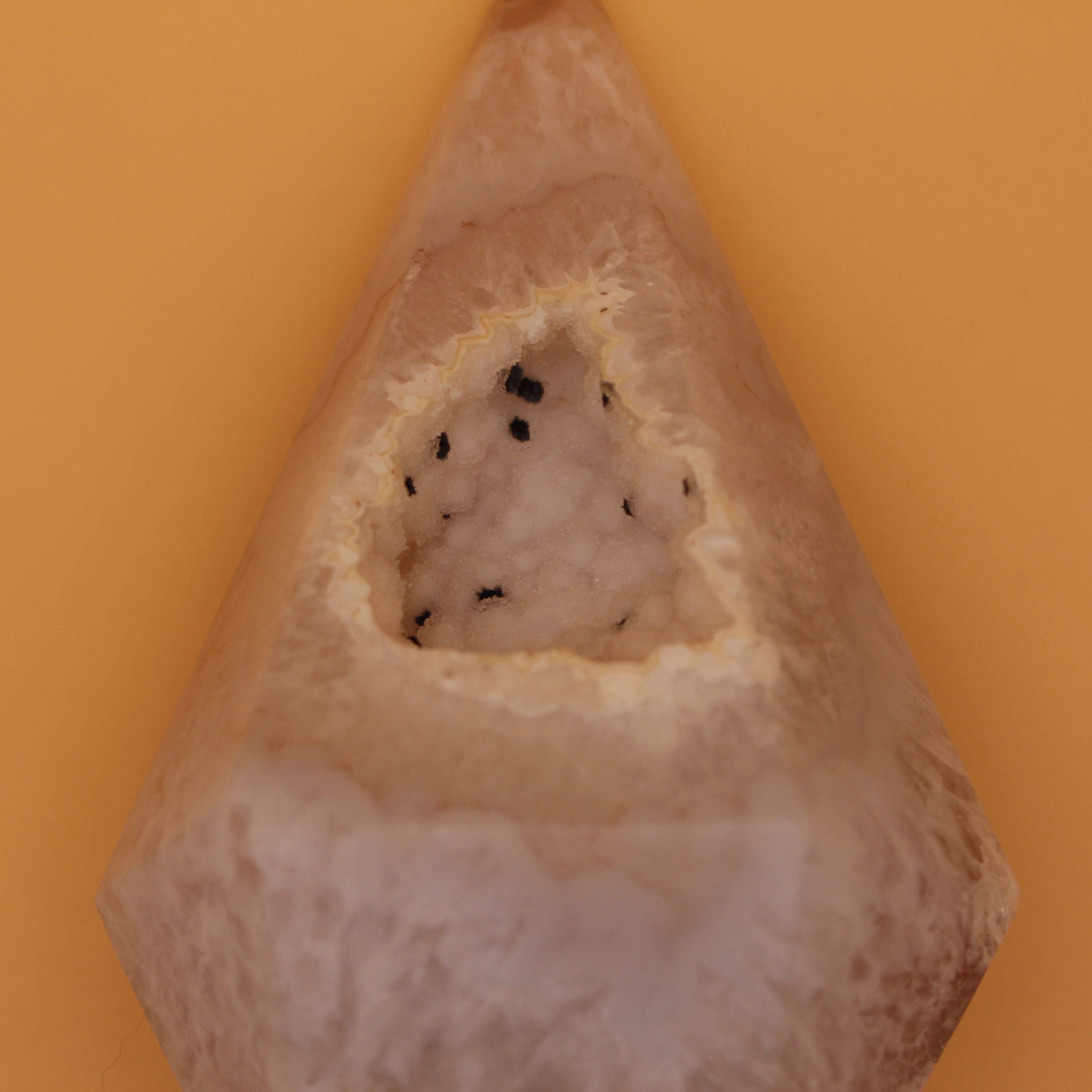 Druzy Agate Geoden Spitze – Glitzernde Energie & erdendes Design