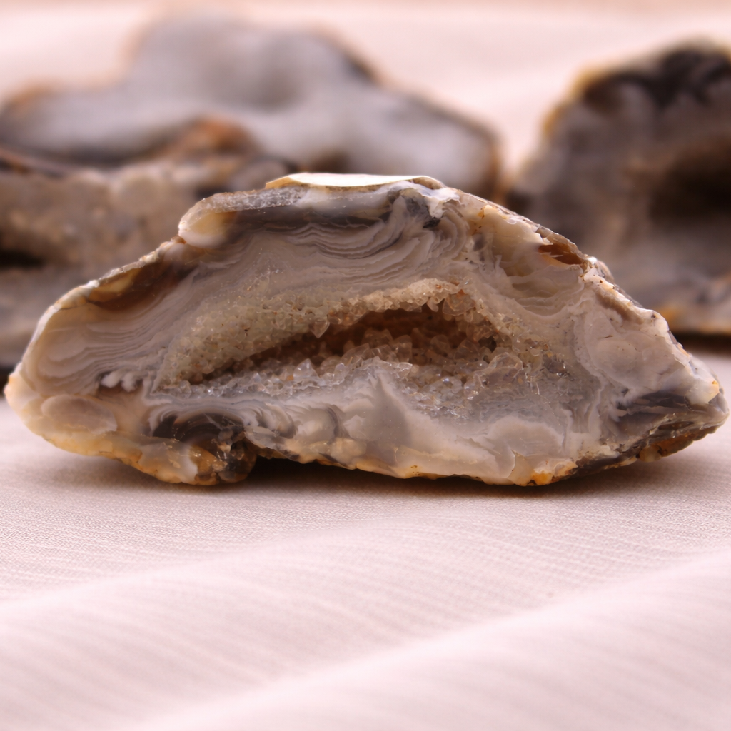 Glücksgeode natur klein – Natürliche Schönheit & positive Energie