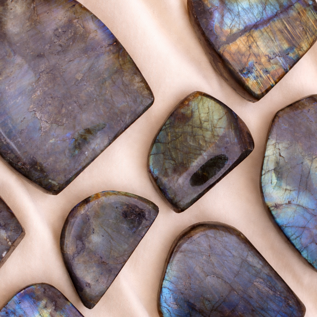 Labradorit Freeform – Schimmernder Schutzstein für Intuition & Transformation