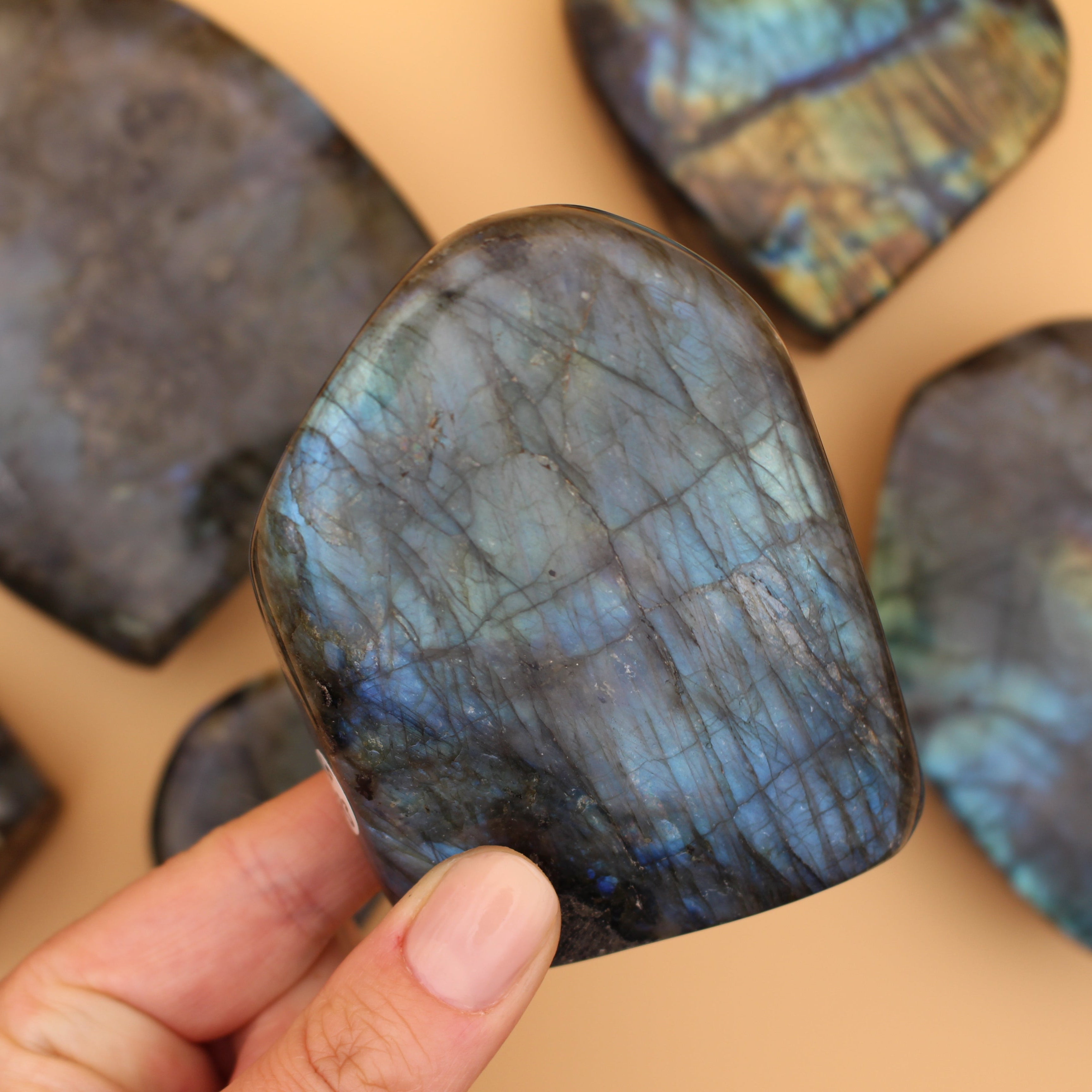 Labradorit Freeform – Schimmernder Schutzstein für Intuition & Transformation