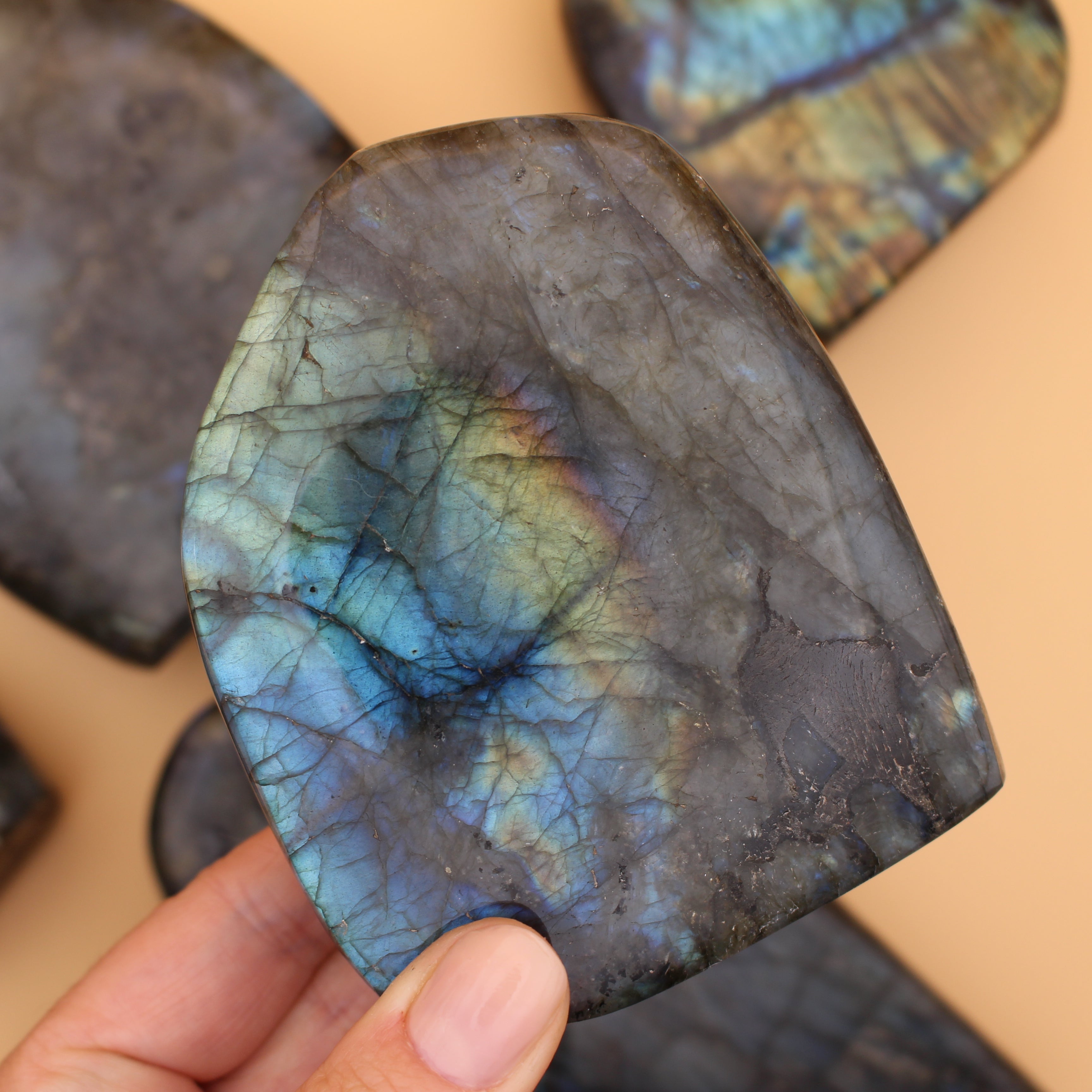 Labradorit Freeform – Schimmernder Schutzstein für Intuition & Transformation