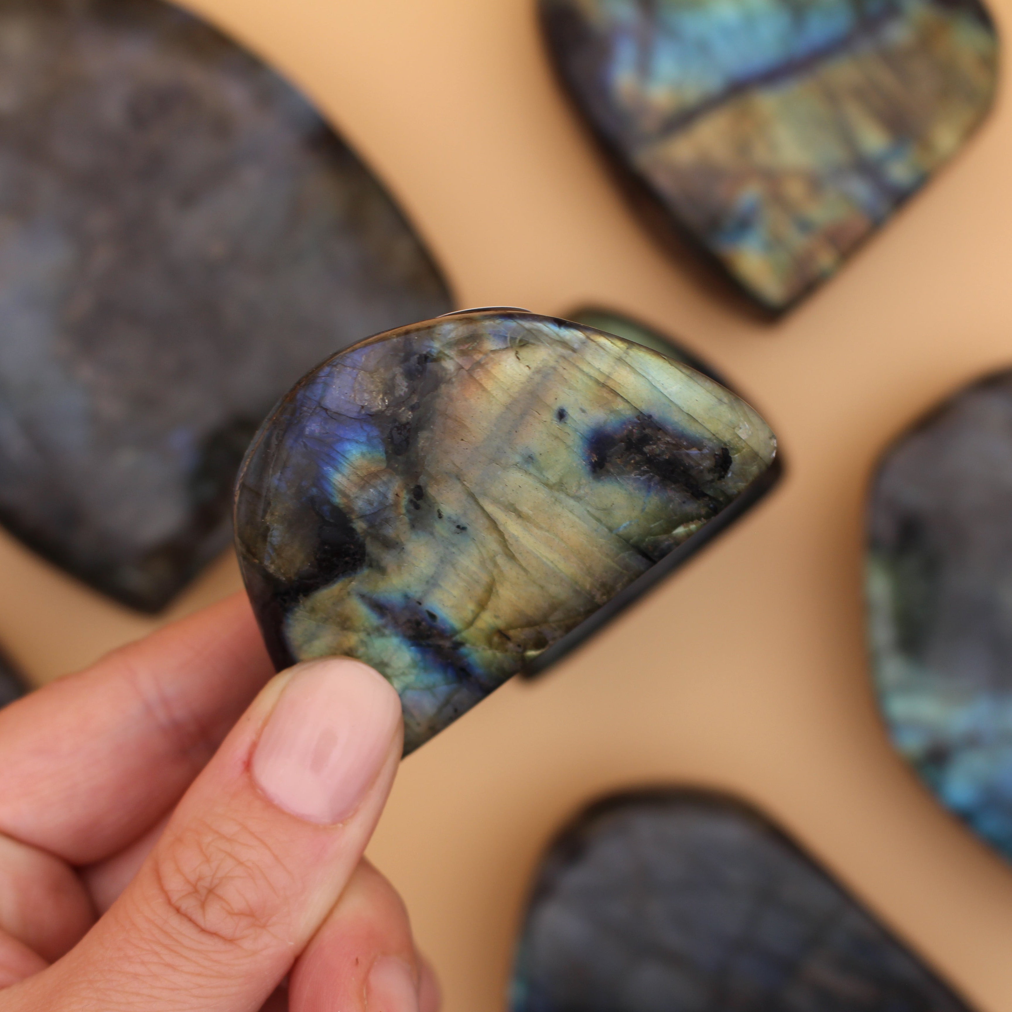 Labradorit Freeform – Schimmernder Schutzstein für Intuition & Transformation
