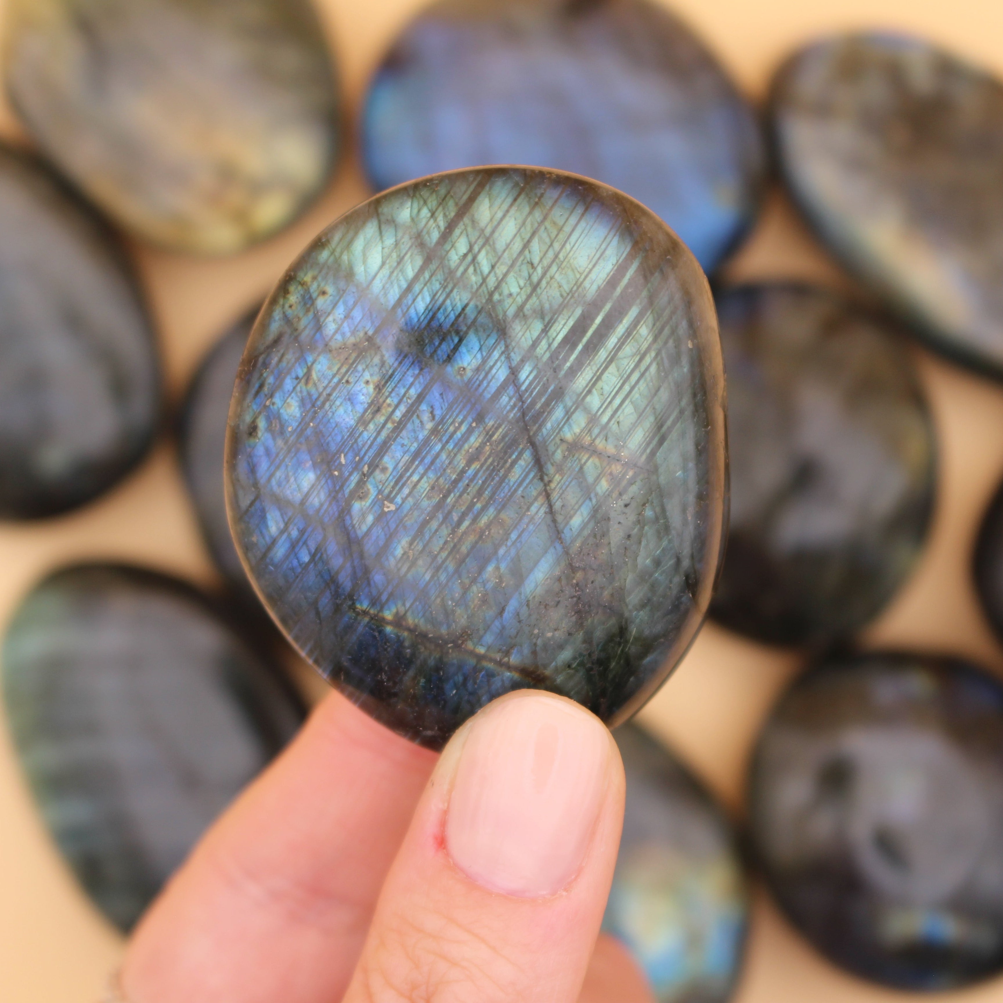 Labradorit Palmstein – Intuition, Schutz & kreativer Ausdruck