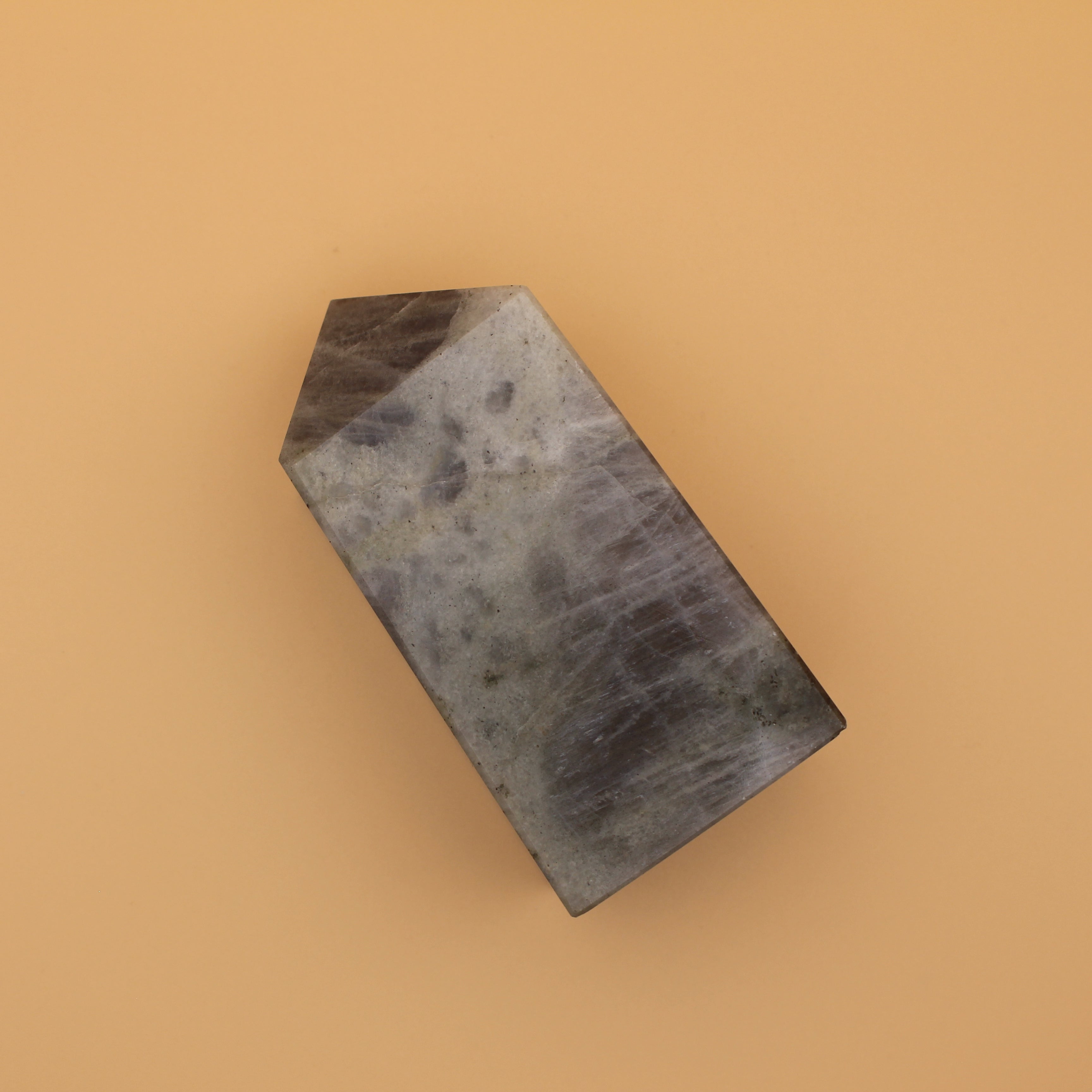 Labradorit Turm – Mystischer Lichtfänger für Intuition & Schutz