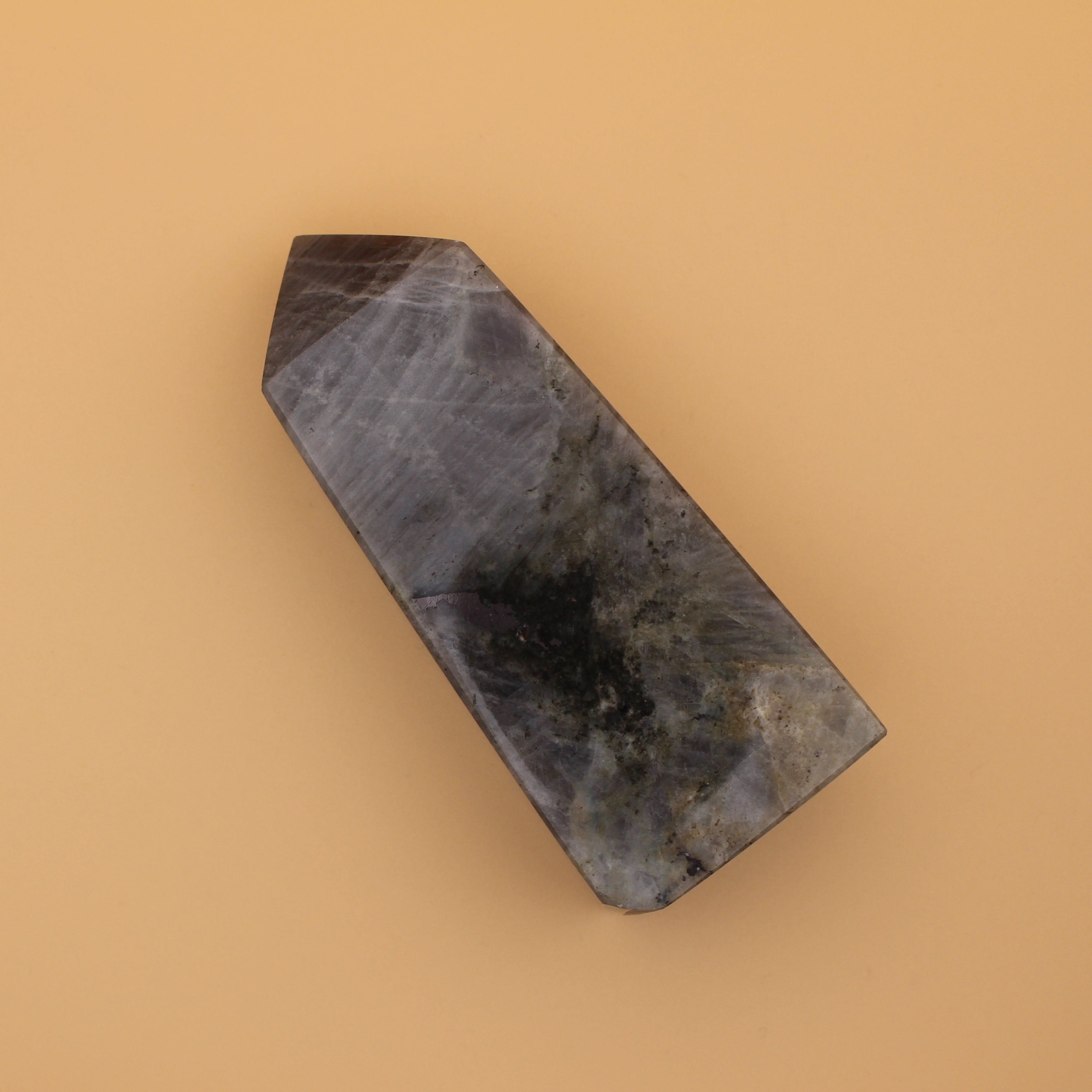 Labradorit Turm – Mystischer Lichtfänger für Intuition & Schutz