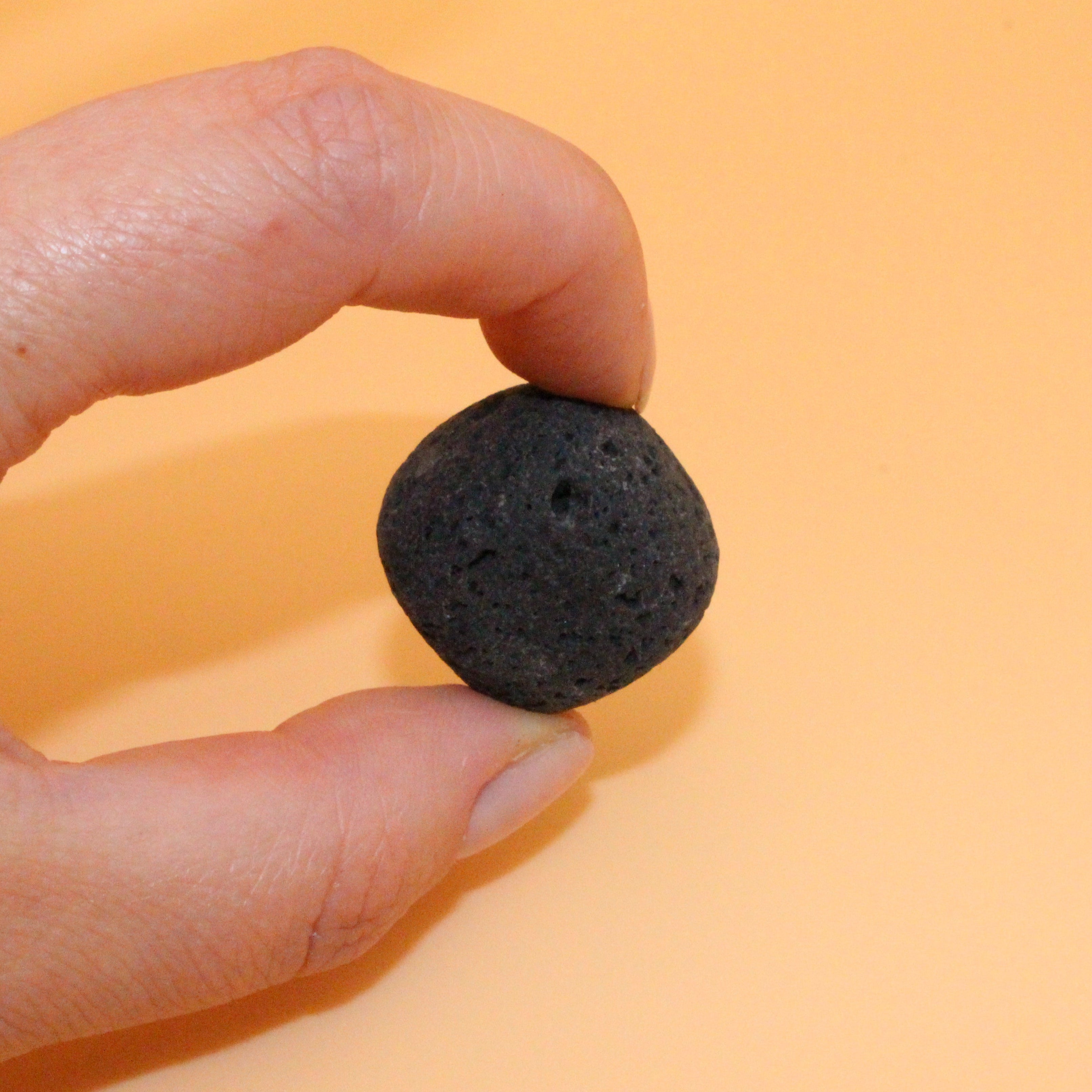 Lavastein Trommelstein – Erdung, Stärke & Aromatherapie