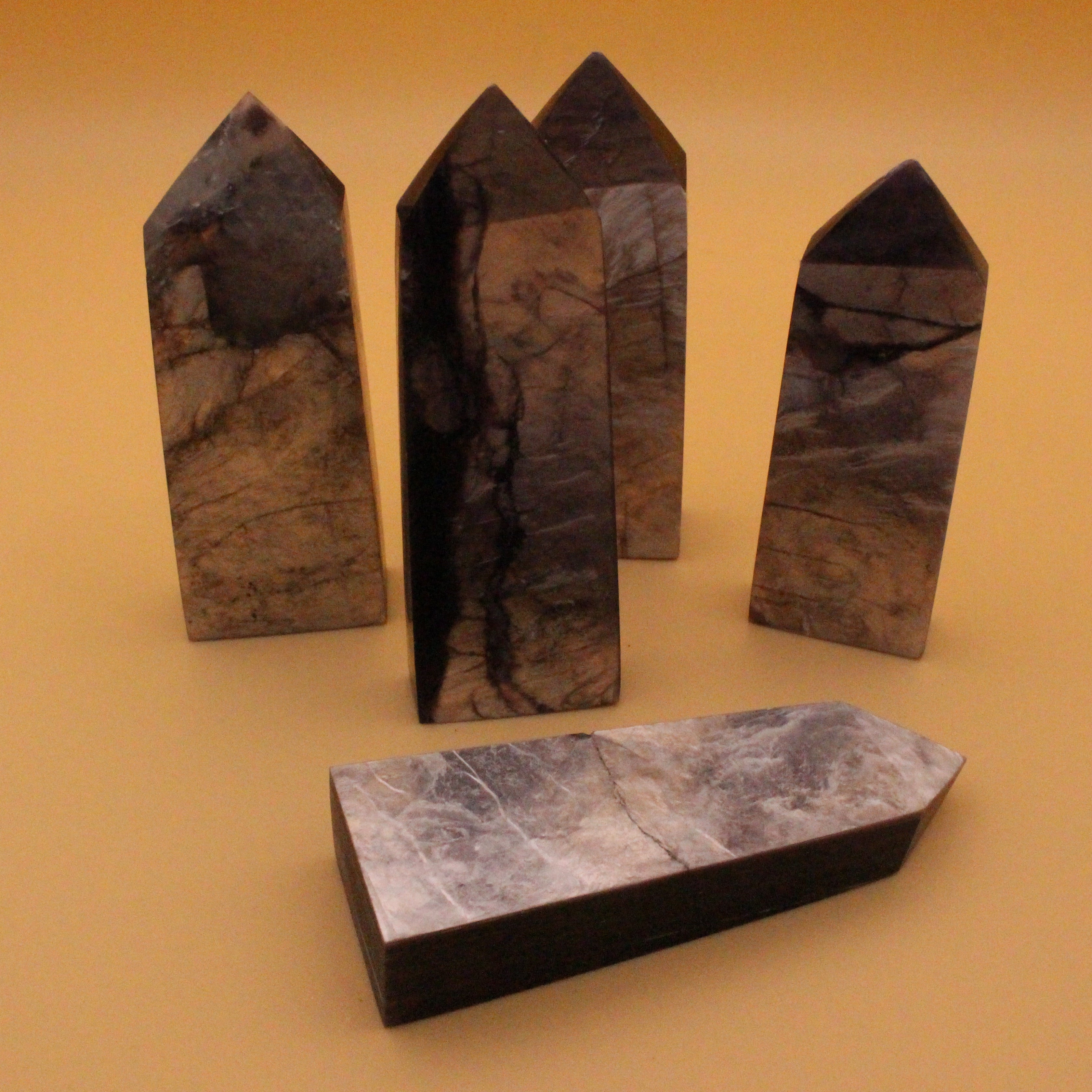 Lepidolite Turm – Sanfter Begleiter für emotionale Balance & geistige Ruhe