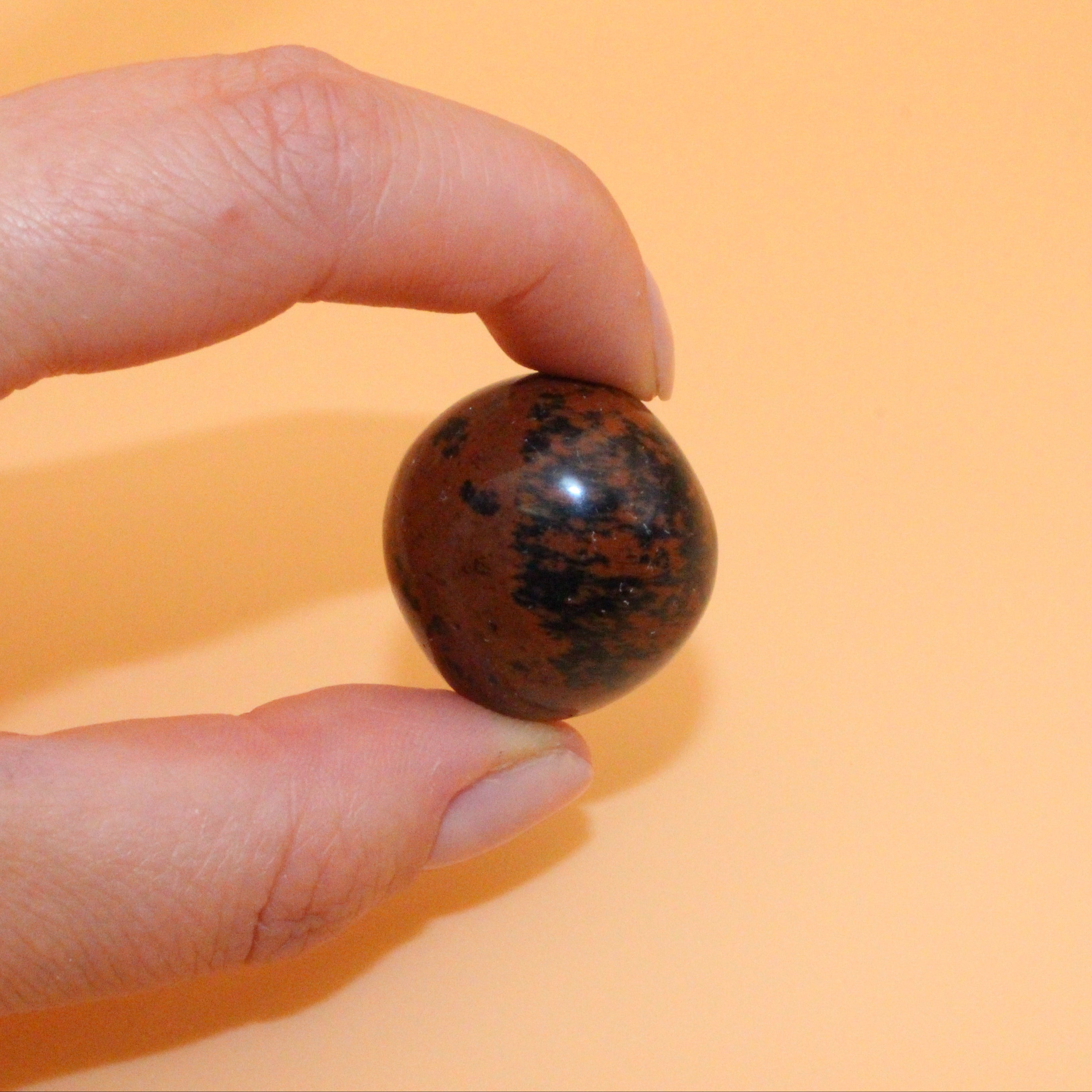 Mahagoni Obsidian Trommelstein – Erdung, Schutz & innere Stärke