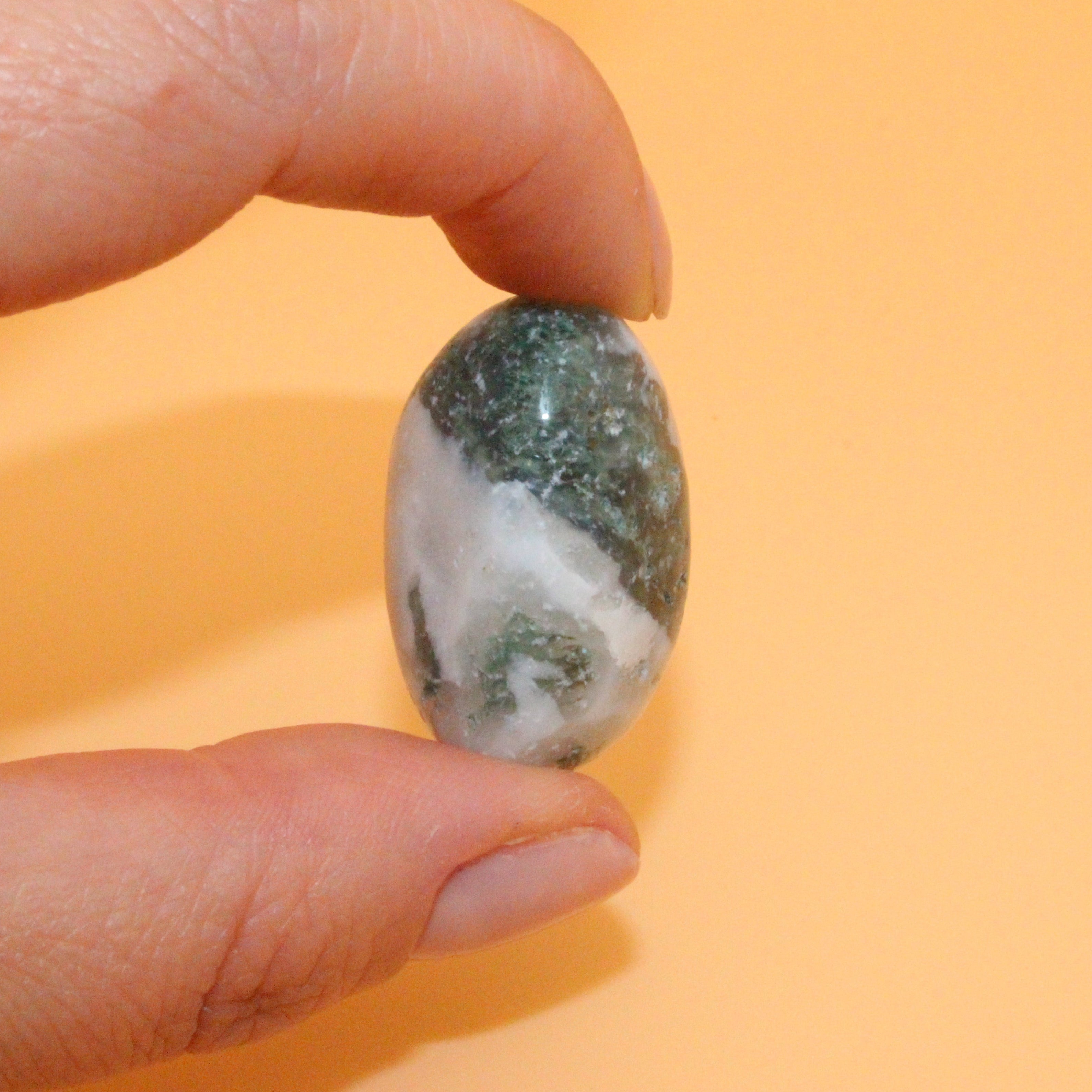 Mossachat Trommelstein  – Symbol für Erdung & Naturverbundenheit