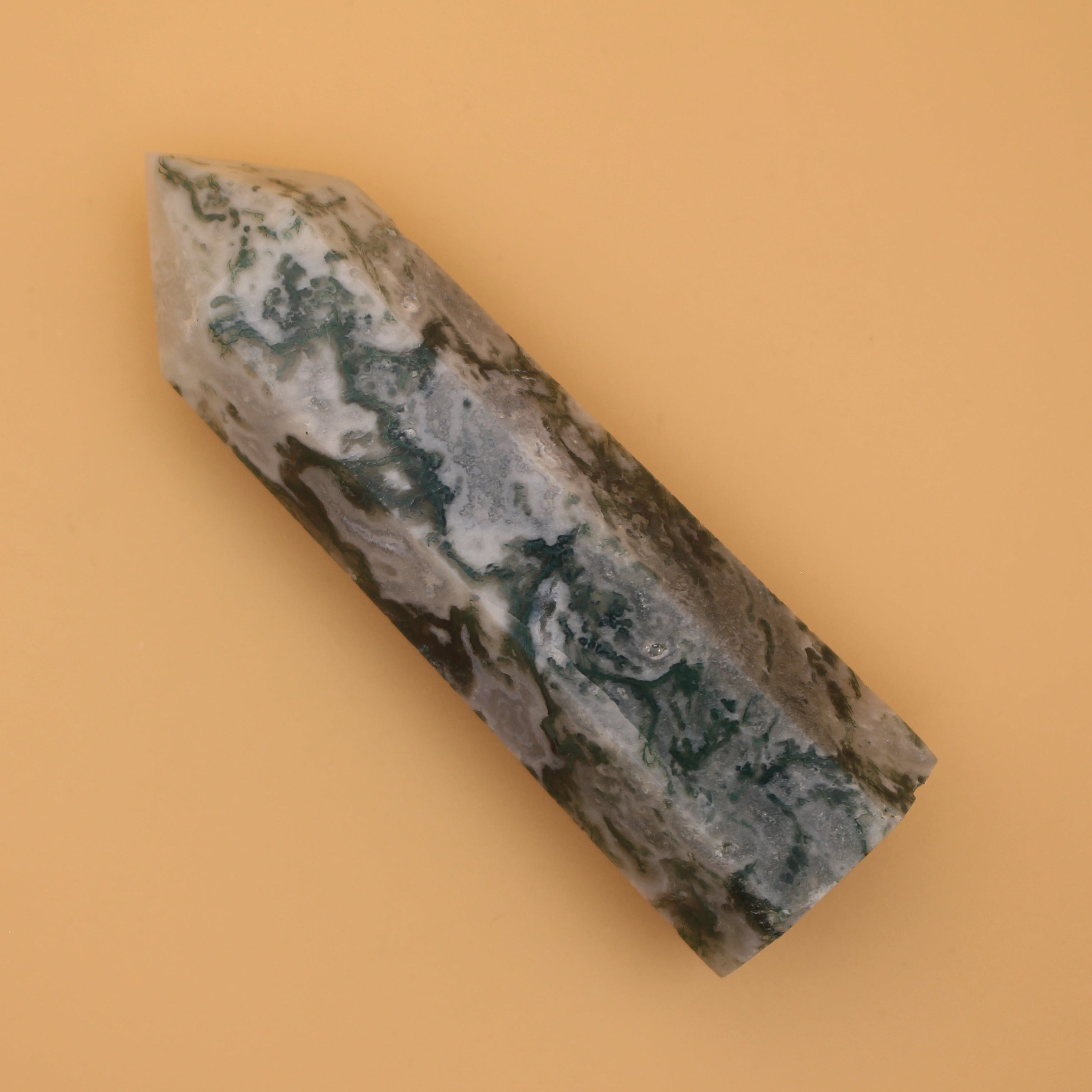 Mossachat Turm – Naturstein für Erdung & Herzenergie