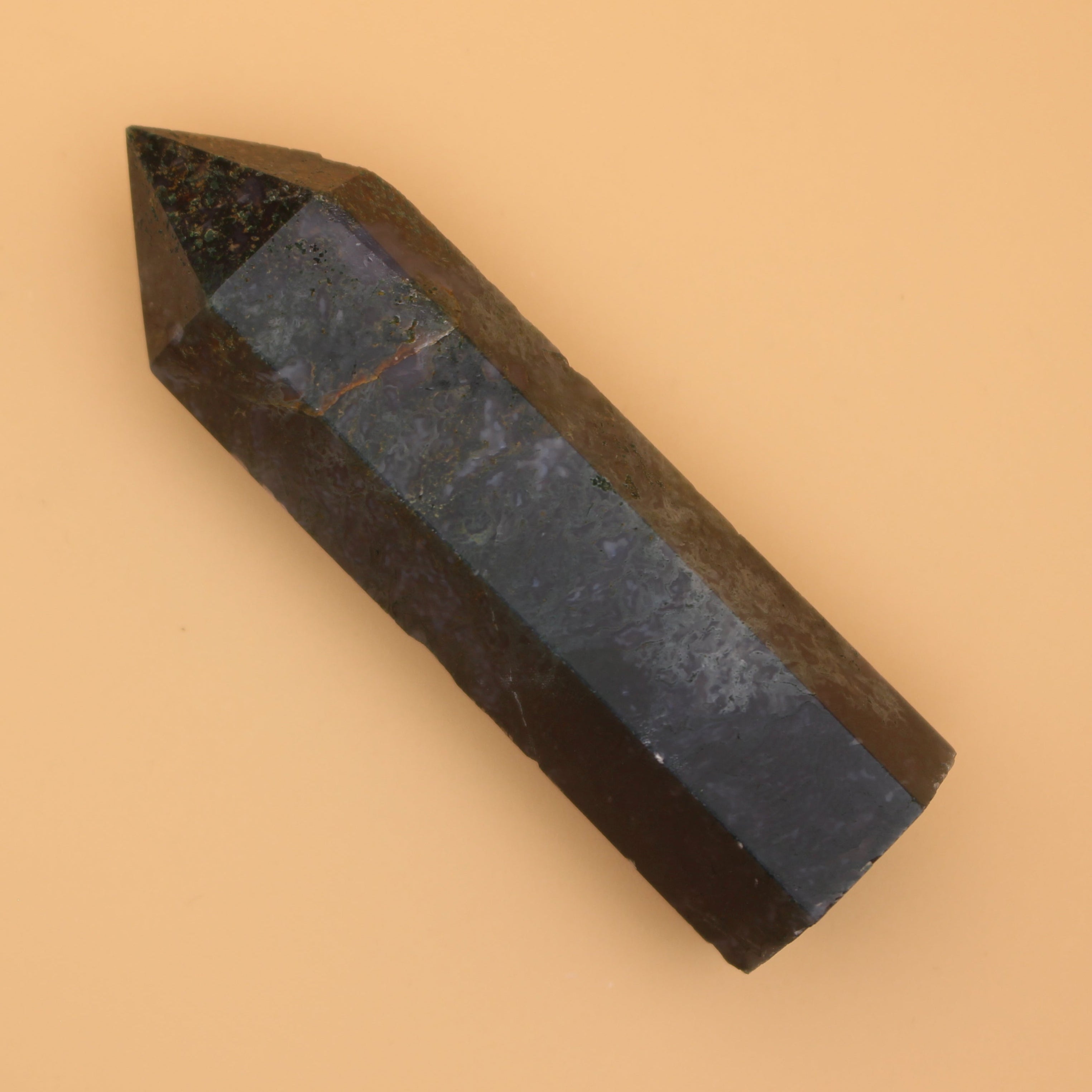 Mossachat Turm – Naturstein für Erdung & Herzenergie