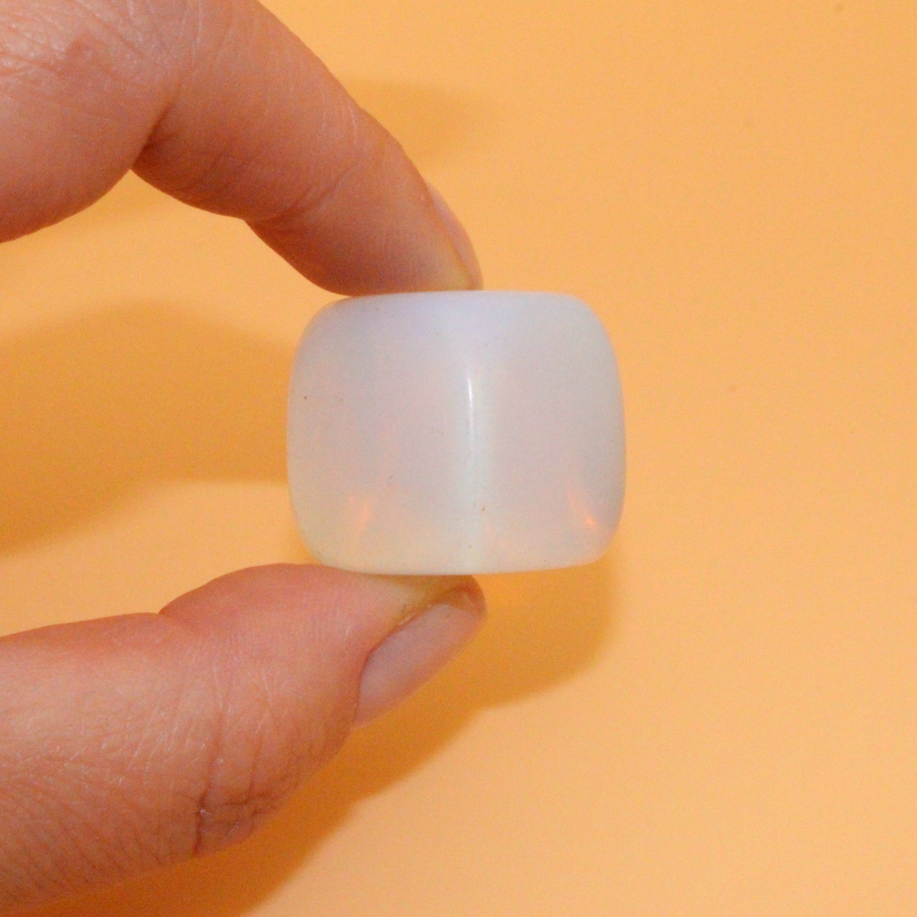 Opalit Trommelstein  – Sanfte Energie & Licht