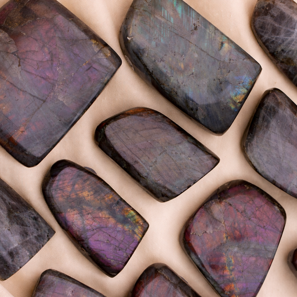 Purple Flash Labradorit Freeform – Seltene Farbspiele & spirituelle Transformation