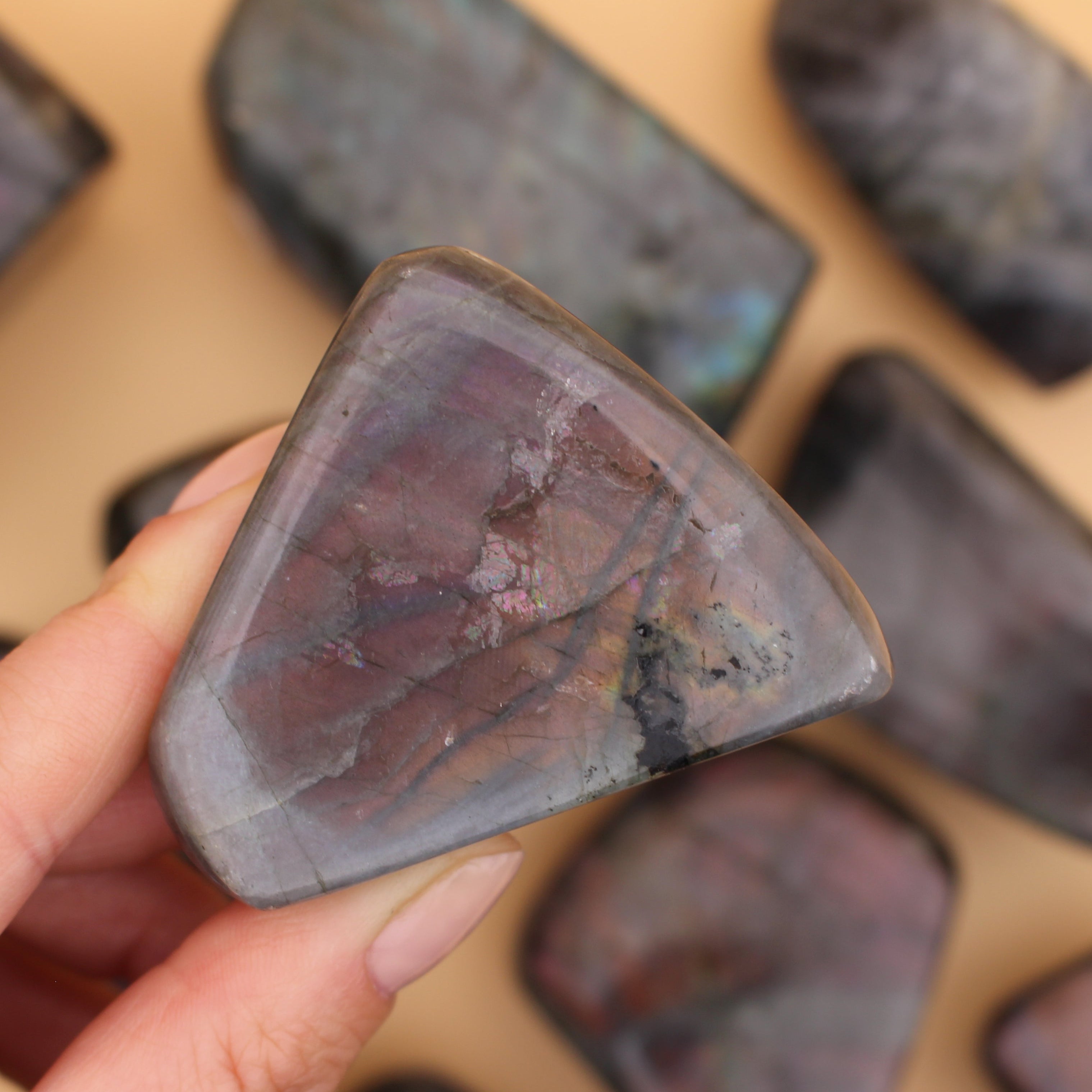 Purple Flash Labradorit Freeform – Seltene Farbspiele & spirituelle Transformation