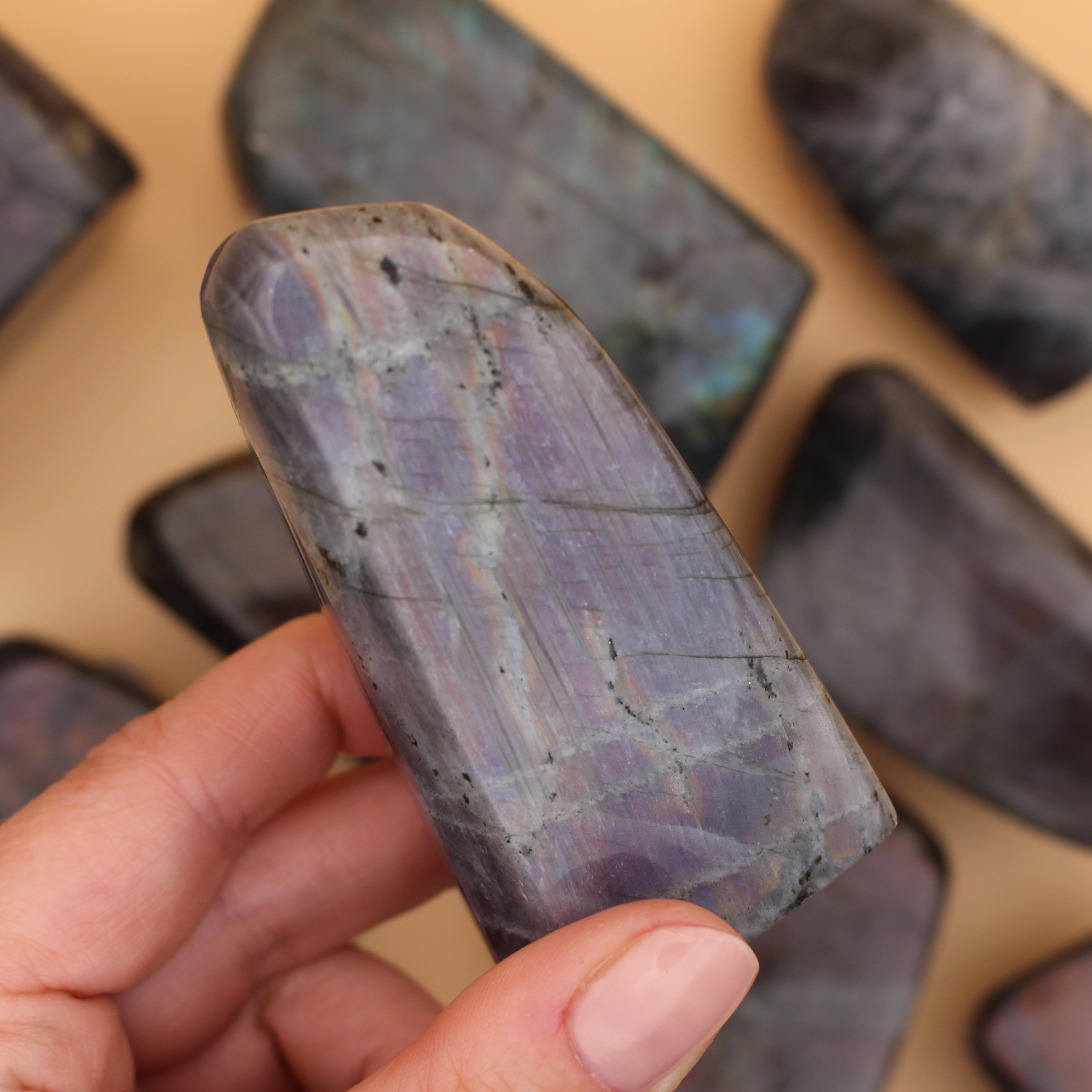 Purple Flash Labradorit Freeform – Seltene Farbspiele & spirituelle Transformation