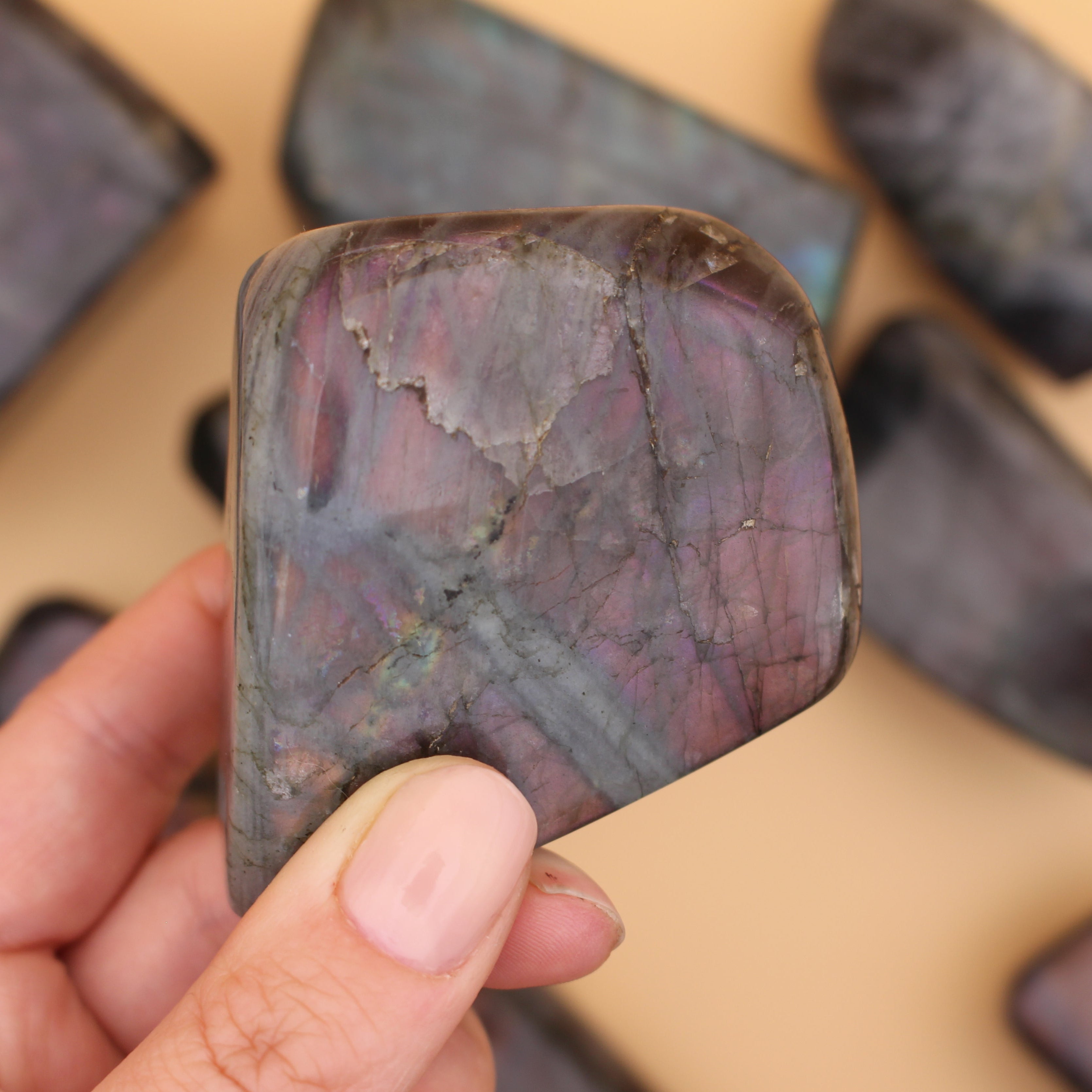 Purple Flash Labradorit Freeform – Seltene Farbspiele & spirituelle Transformation