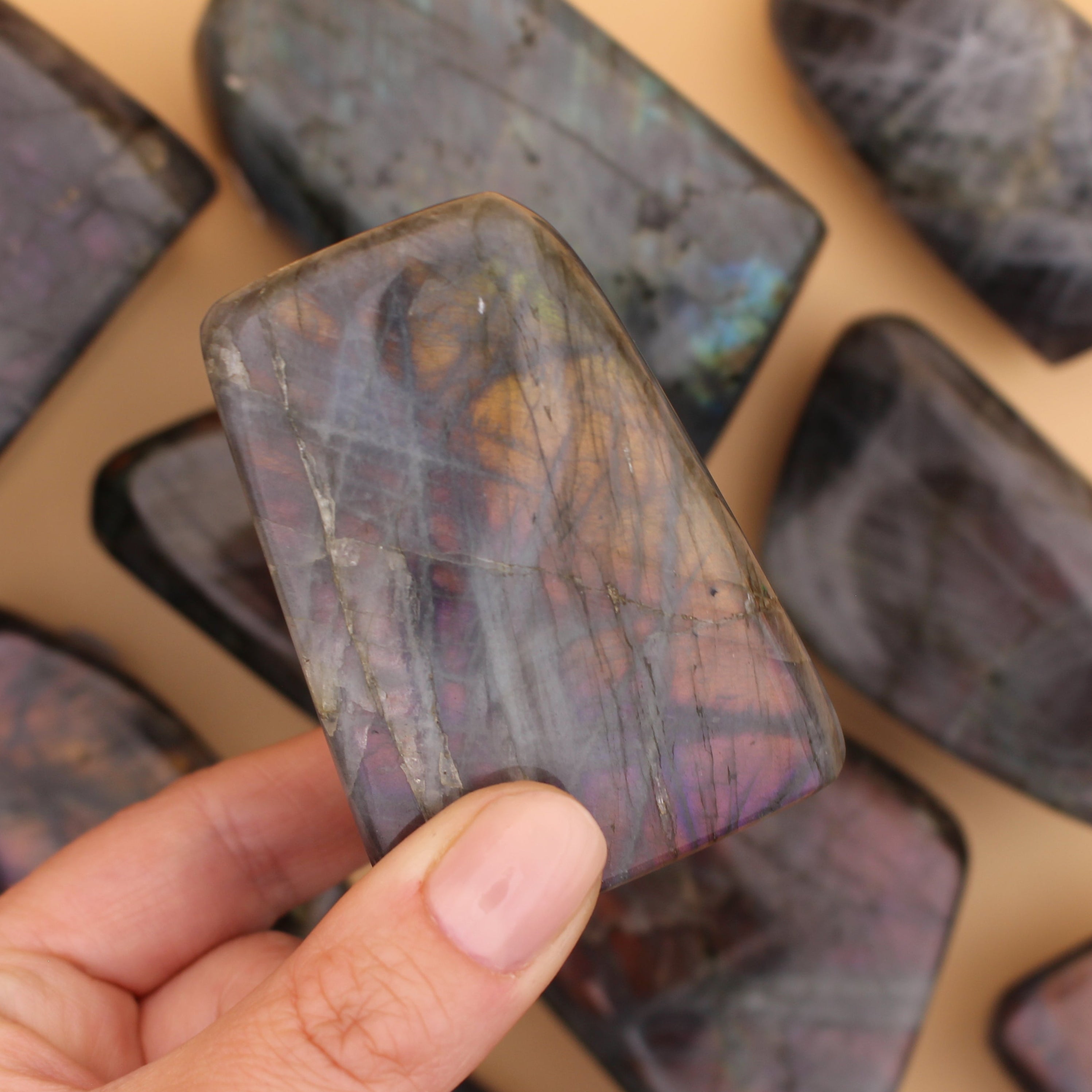 Purple Flash Labradorit Freeform – Seltene Farbspiele & spirituelle Transformation
