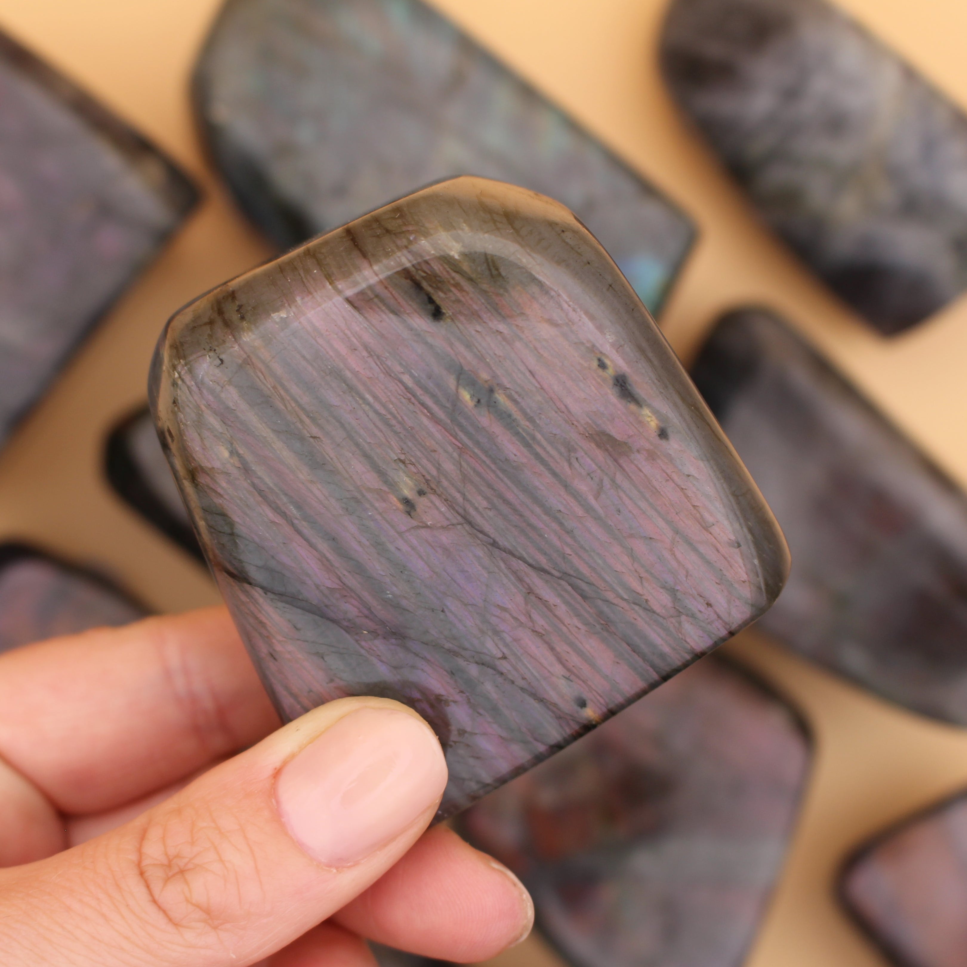Purple Flash Labradorit Freeform – Seltene Farbspiele & spirituelle Transformation