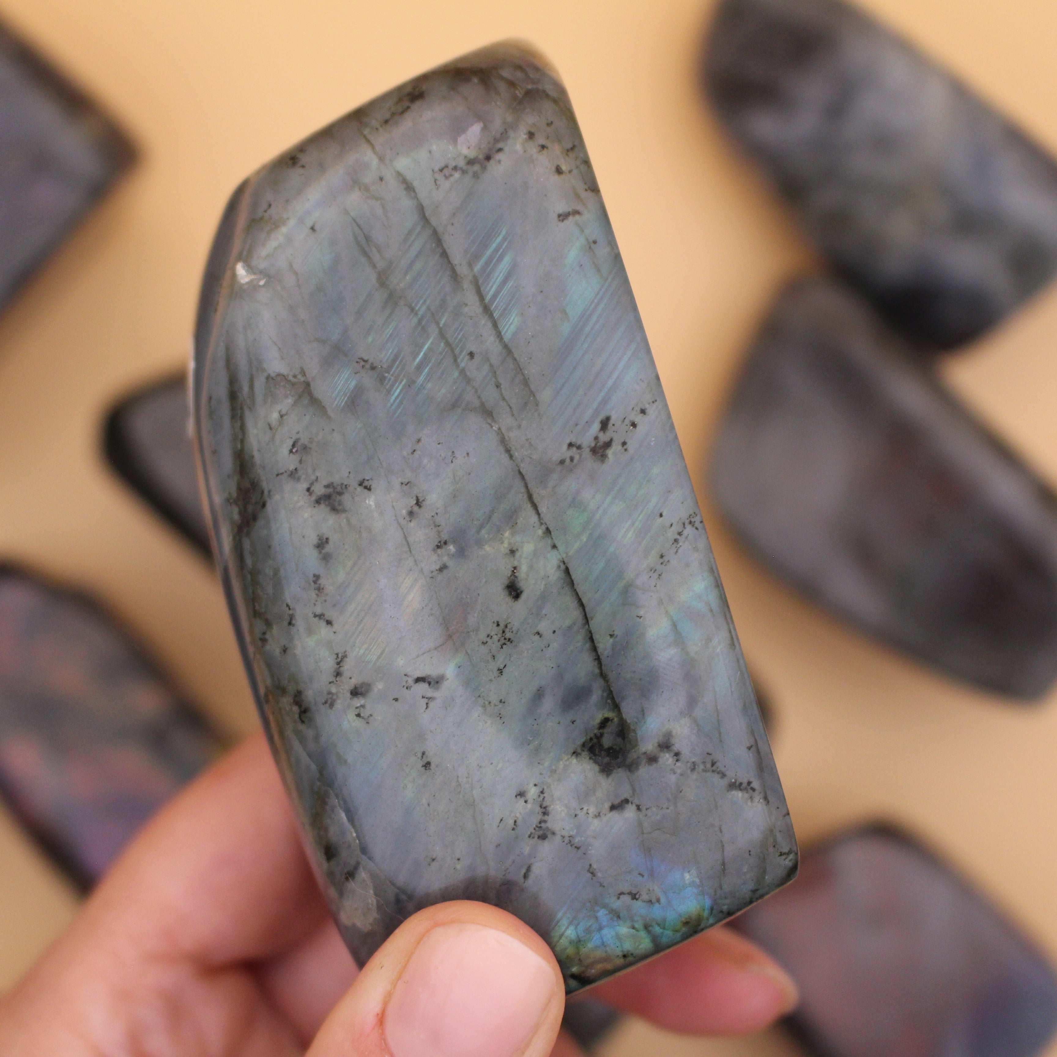 Purple Flash Labradorit Freeform – Seltene Farbspiele & spirituelle Transformation