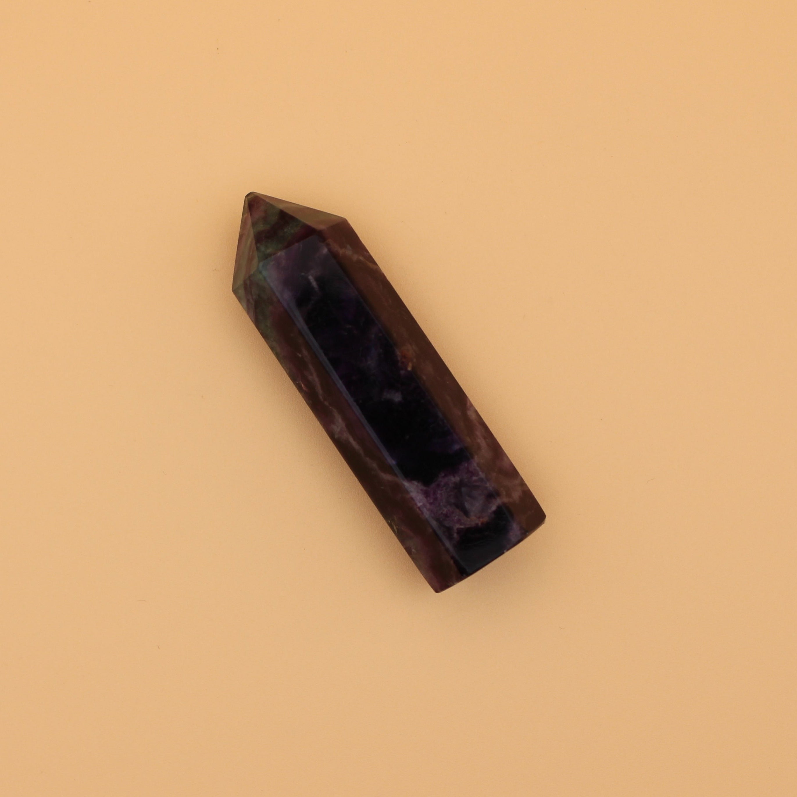 Regenbogenfluorit Spitz – Harmonie & Klarheit in kristalliner Form