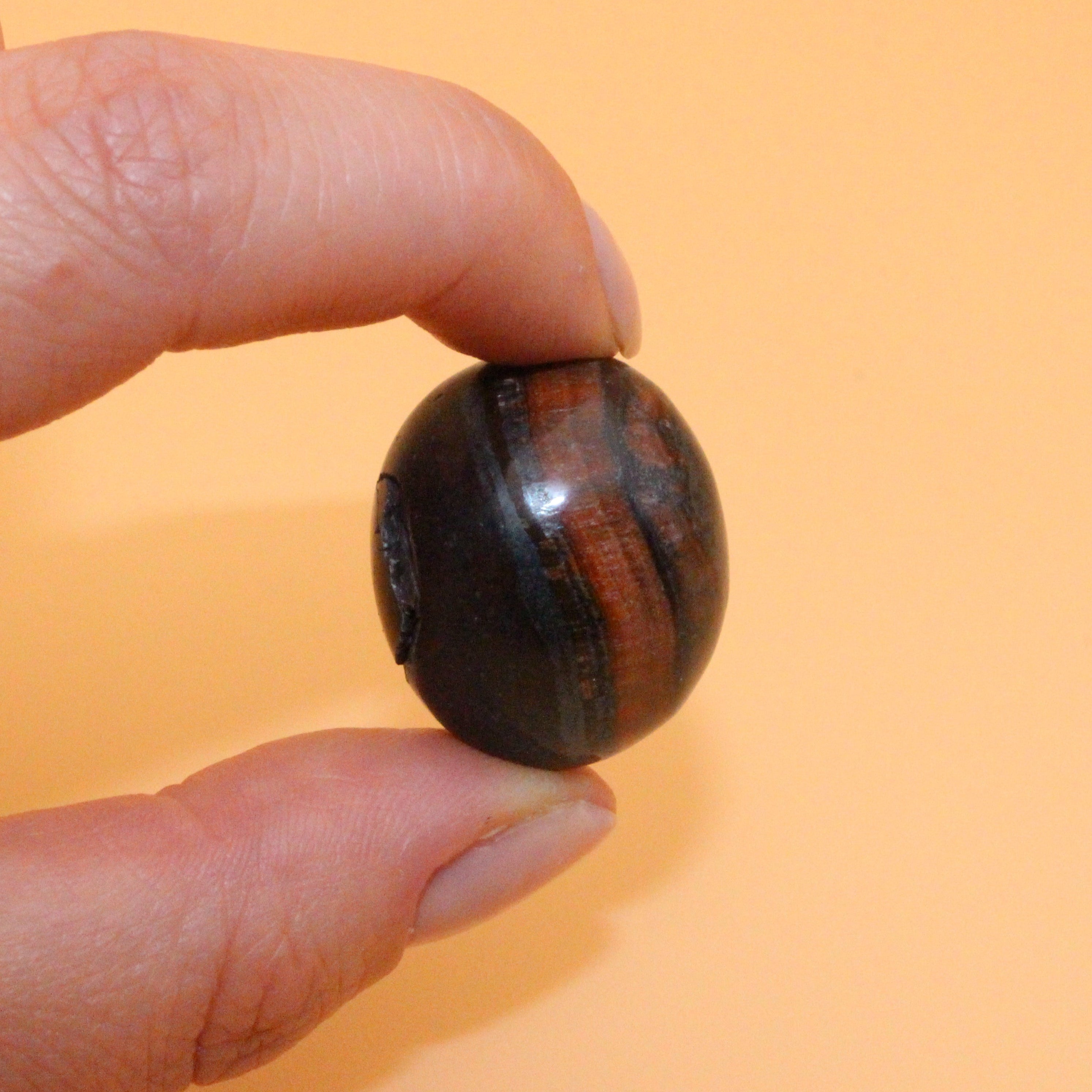 Rotes Tigerauge – Trommelstein für Fokus, Motivation & innere Stärke