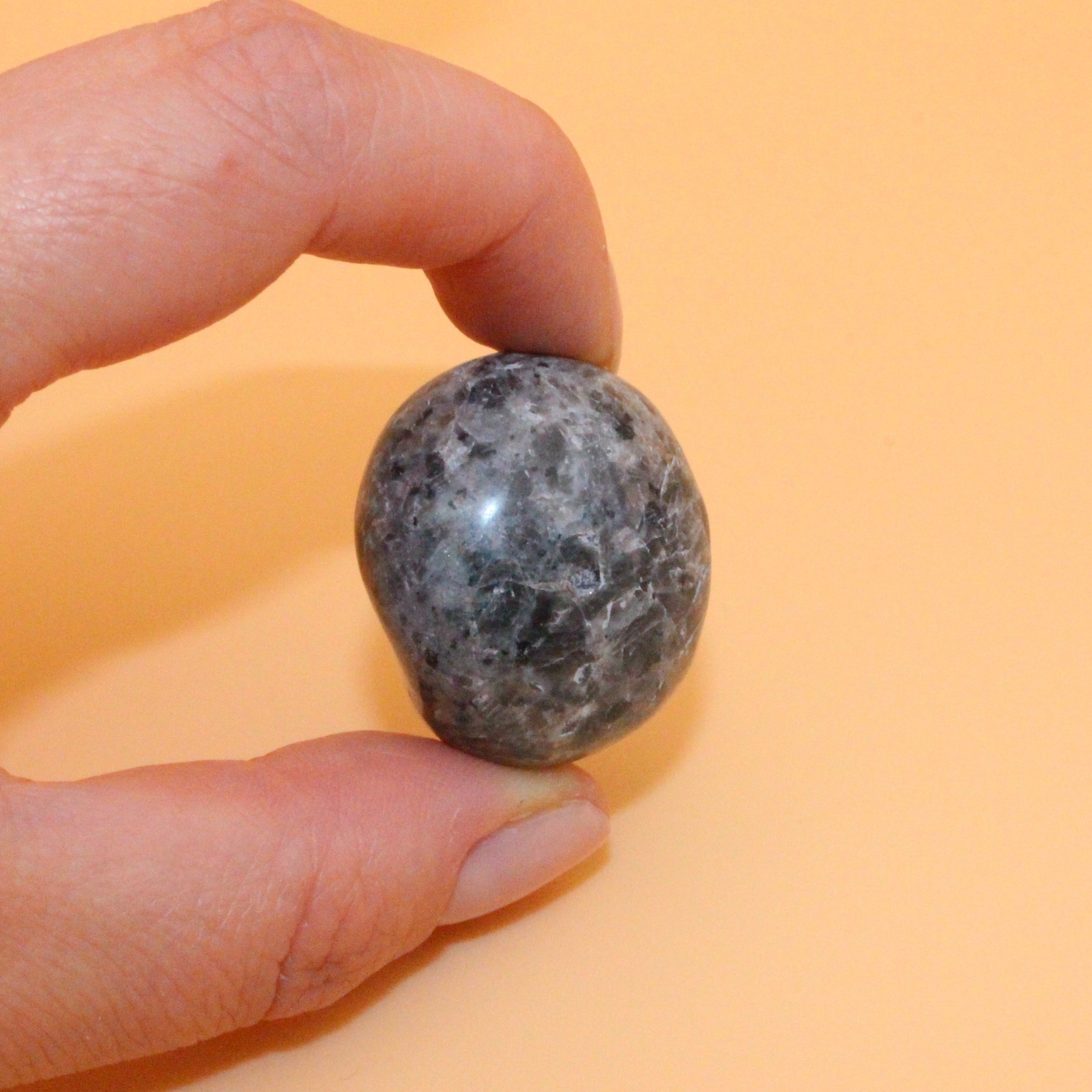 Yooperlite Trommelstein – Fluoreszierender Begleiter für Klarheit & Ausdruckskraft