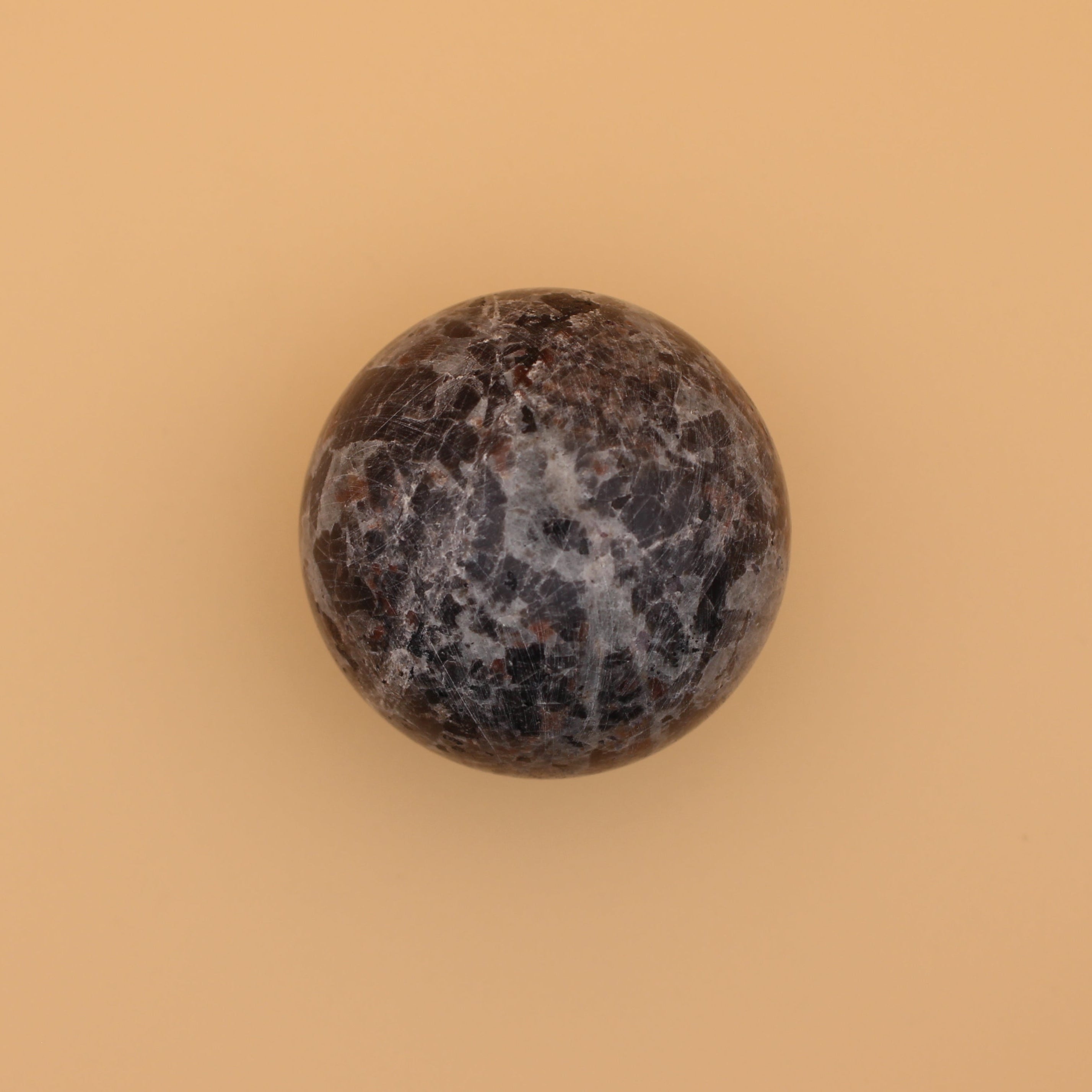 Yooperlite Kugel – Fluoreszierender Begleiter für Klarheit & Ausdruckskraft