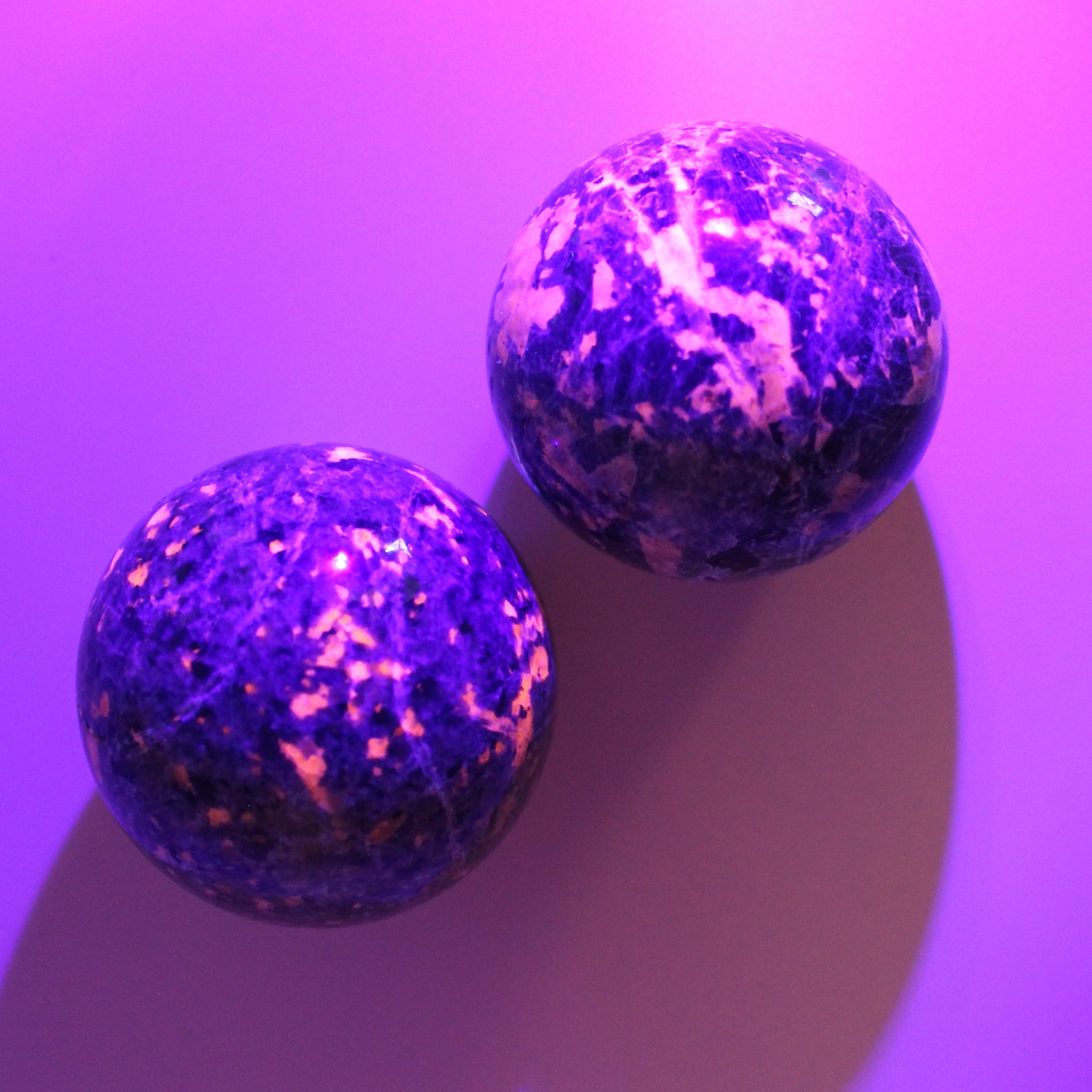 Yooperlite Kugel – Fluoreszierender Begleiter für Klarheit & Ausdruckskraft