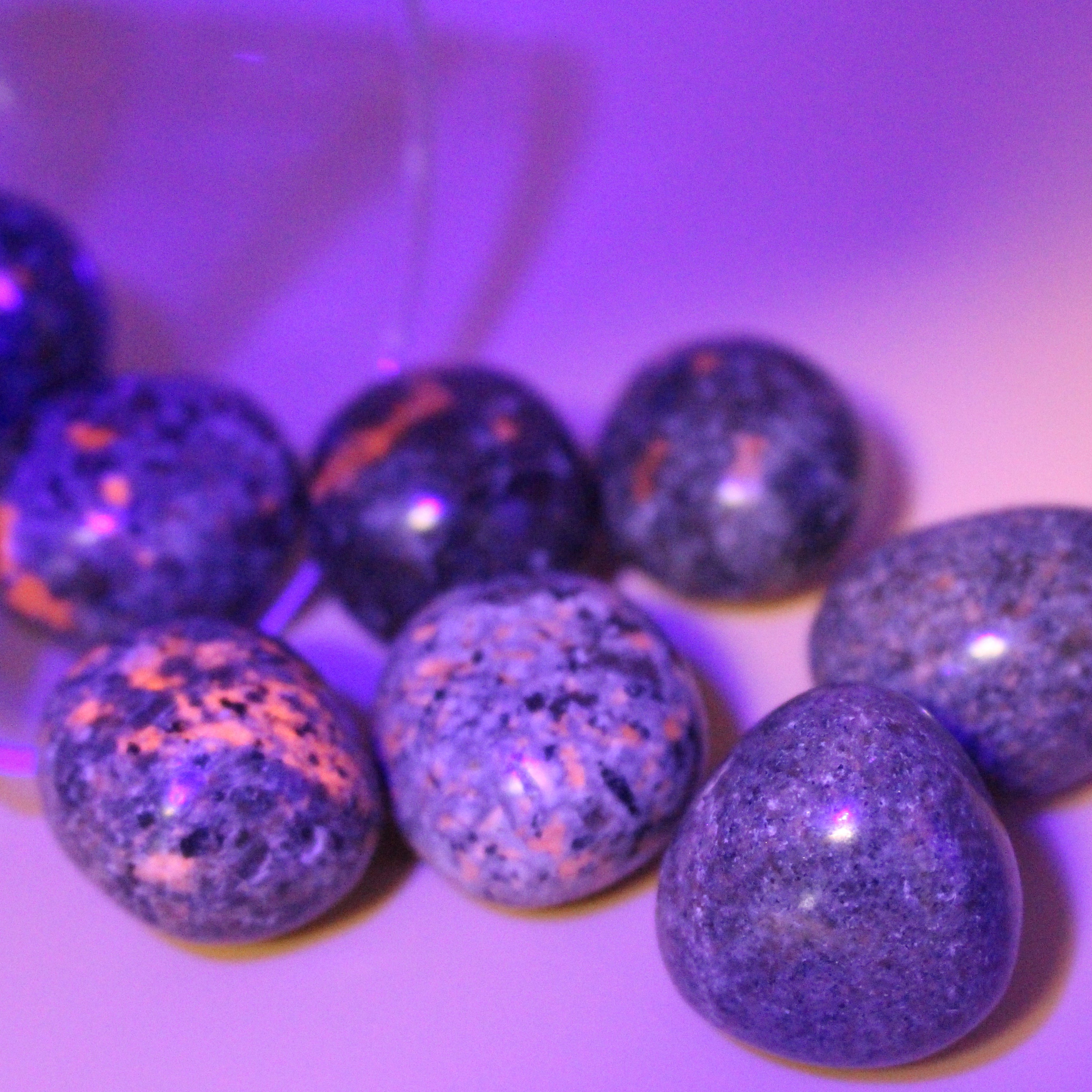 Yooperlite Trommelstein – Fluoreszierender Begleiter für Klarheit & Ausdruckskraft